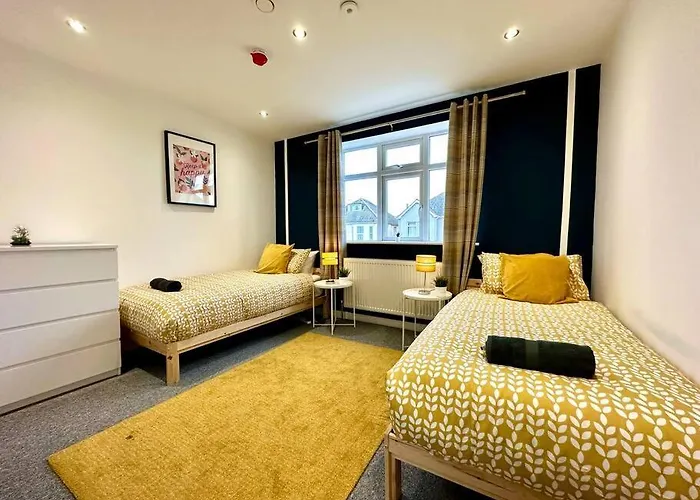 Massive New 8 Bedroom House Sleeps Up To 21 - Accepts Groups - Great Location - Free Parking - Fast Wifi - Smart Tvs - Sleeps Up To 21 People - Close To Bournemouth & Poole Town Centre & Sandbanks