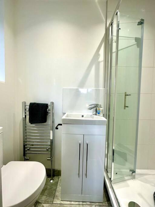 Spacious Group Haven: 8-bedroom Comfort Near Town & Bournemouth