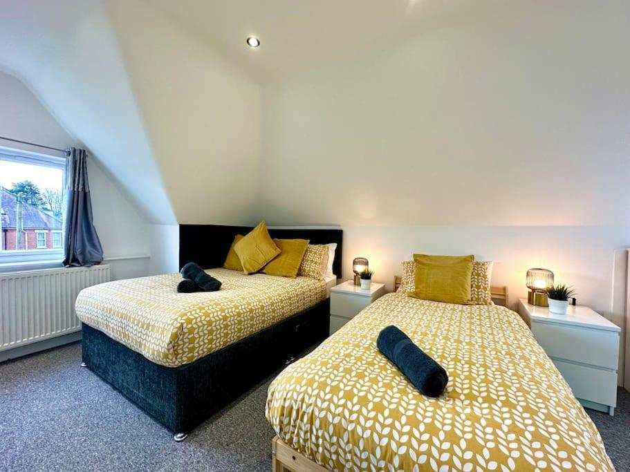 Spacious Group Haven: 8-bedroom Comfort Near Town & Holiday home