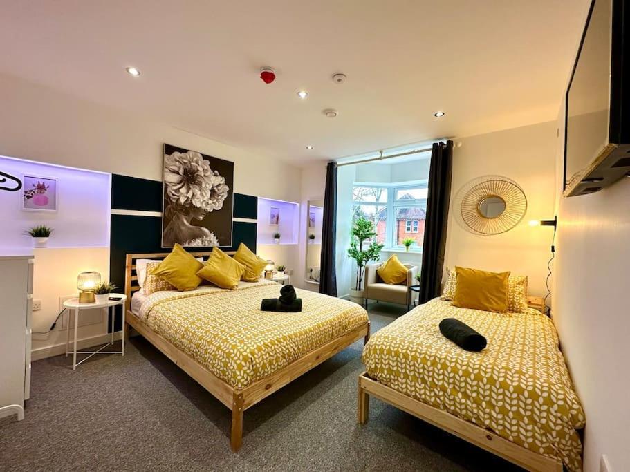 Holiday home Spacious Group Haven: 8-bedroom Comfort Near Town & *
