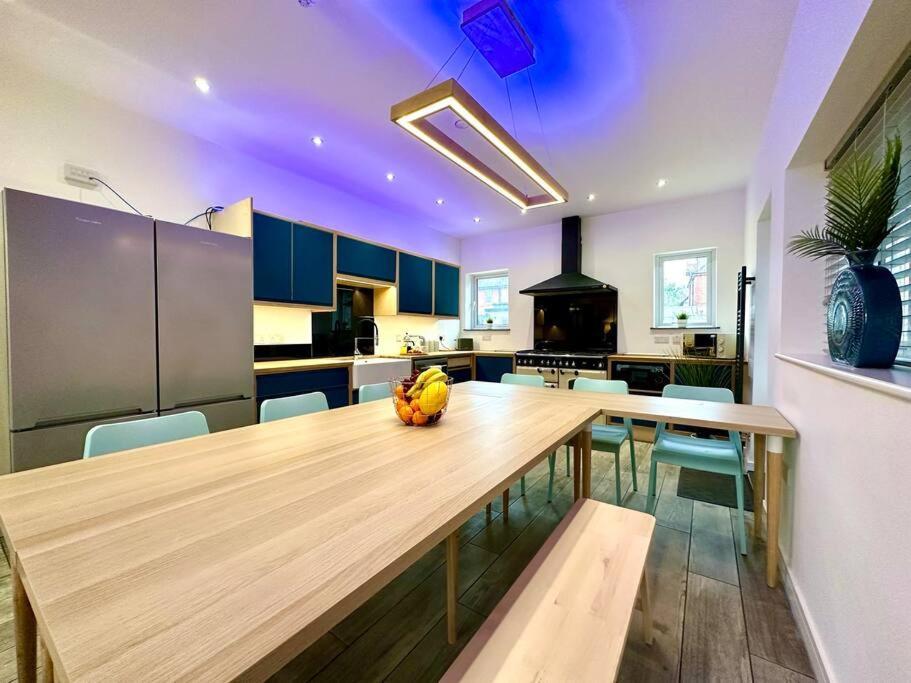 Spacious Group Haven: 8-bedroom Comfort Near Town & Holiday home *