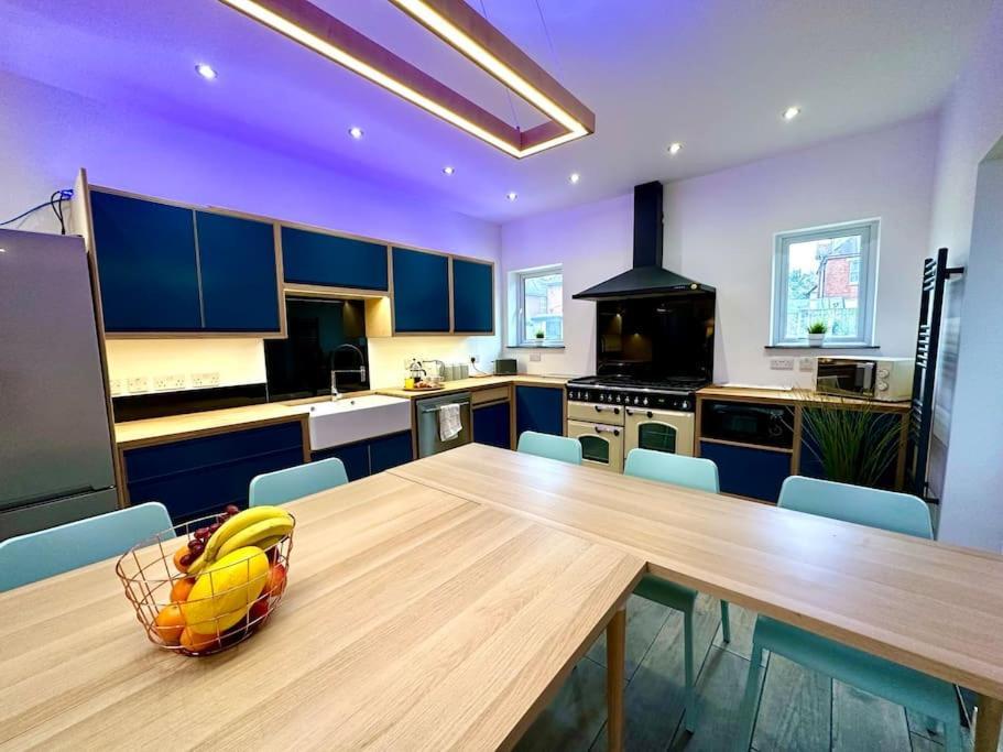 Spacious Group Haven: 8-bedroom Comfort Near Town & Bournemouth