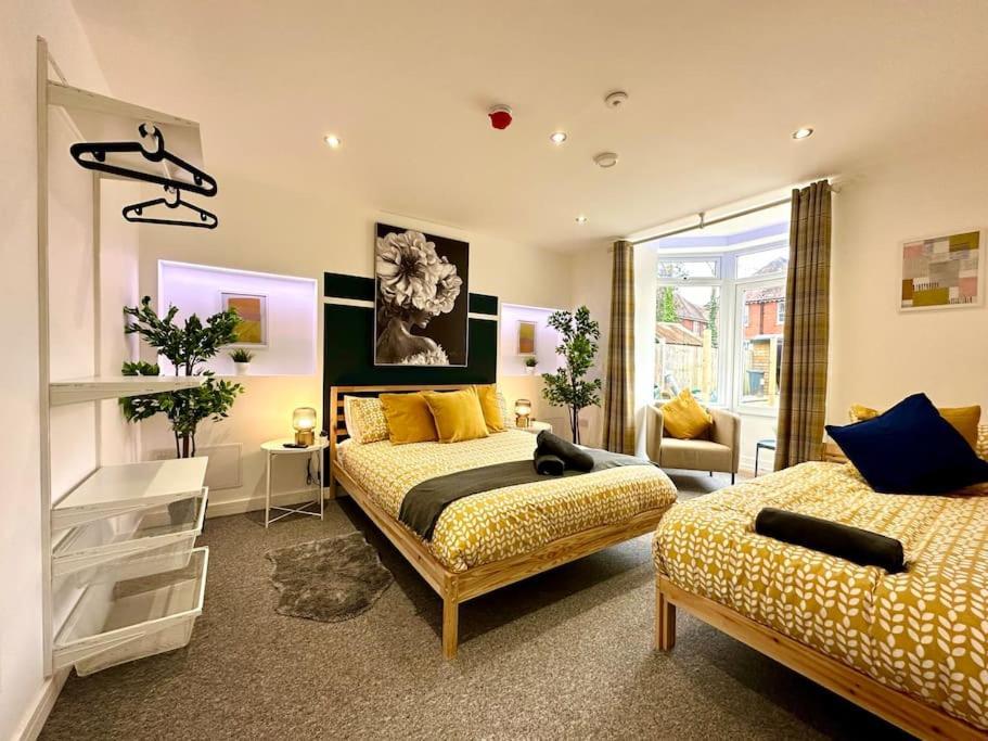 Spacious Group Haven: 8-bedroom Comfort Near Town & Holiday home Bournemouth