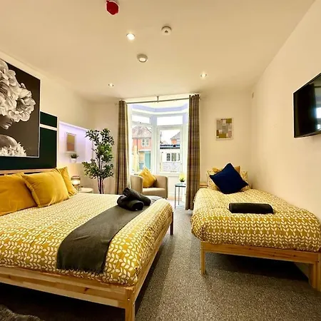 Spacious Bournemouth Group Haven: 8-Bedroom Comfort Near Town & Beach Exterior photo