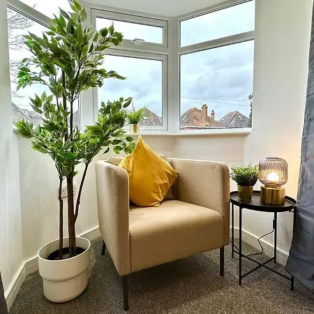 Spacious Bournemouth Group Haven: 8-Bedroom Comfort Near Town & Beach Exterior photo