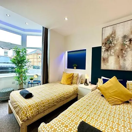 Spacious Bournemouth Group Haven: 8-Bedroom Comfort Near Town & Beach Exterior photo