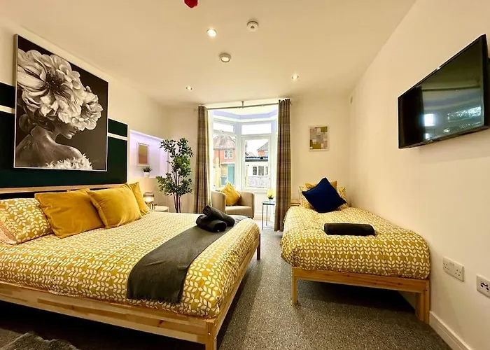 Massive New 8 Bedroom House Sleeps Up To 21 - Accepts Groups - Great Location - Free Parking - Fast Wifi - Smart Tvs - Sleeps Up To 21 People - Close To Bournemouth & Poole Town Centre & Sandbanks