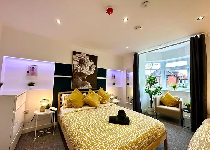 Massive New 8 Bedroom House Sleeps Up To 21 - Accepts Groups - Great Location - Free Parking - Fast Wifi - Smart Tvs - Sleeps Up To 21 People - Close To Bournemouth & Poole Town Centre & Sandbanks
