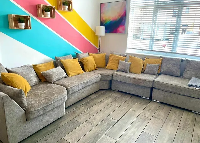 Massive New 8 Bedroom House Sleeps Up To 21 - Accepts Groups - Great Location - Free Parking - Fast Wifi - Smart Tvs - Sleeps Up To 21 People - Close To Bournemouth & Poole Town Centre & Sandbanks