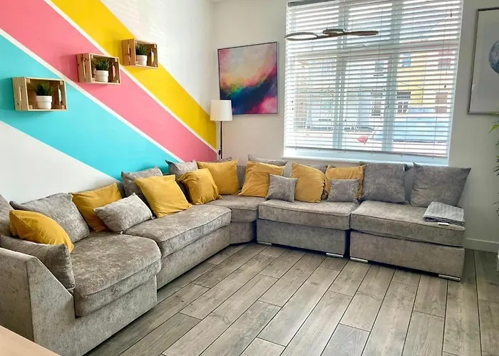 Massive New 8 Bedroom House Sleeps Up To 21 - Accepts Groups - Great Location - Free Parking - Fast Wifi - Smart Tvs - Sleeps Up To 21 People - Close To Bournemouth & Poole Town Centre & Sandbanks