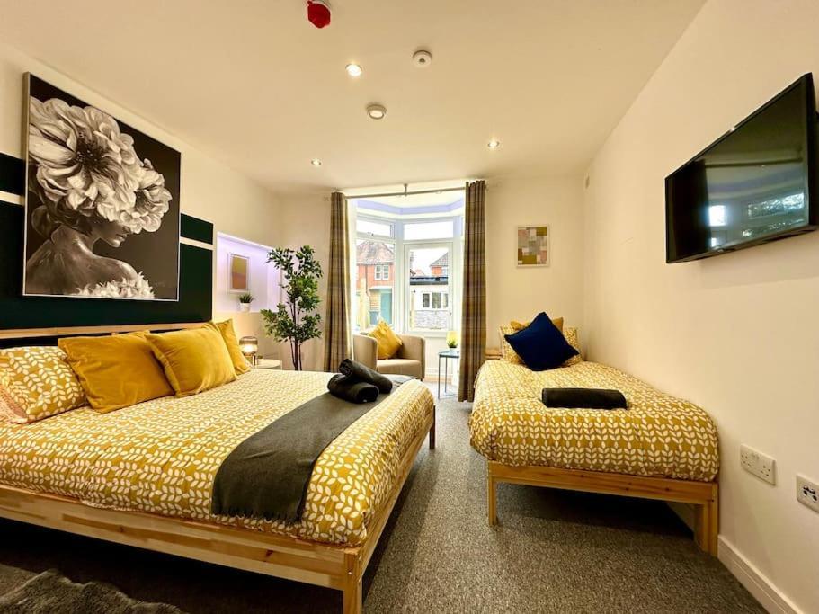 Holiday home Spacious Group Haven: 8-bedroom Comfort Near Town & Bournemouth