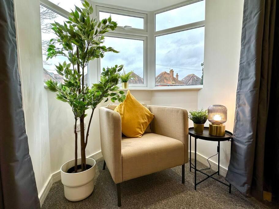 Spacious Group Haven: 8-bedroom Comfort Near Town & Holiday home Bournemouth