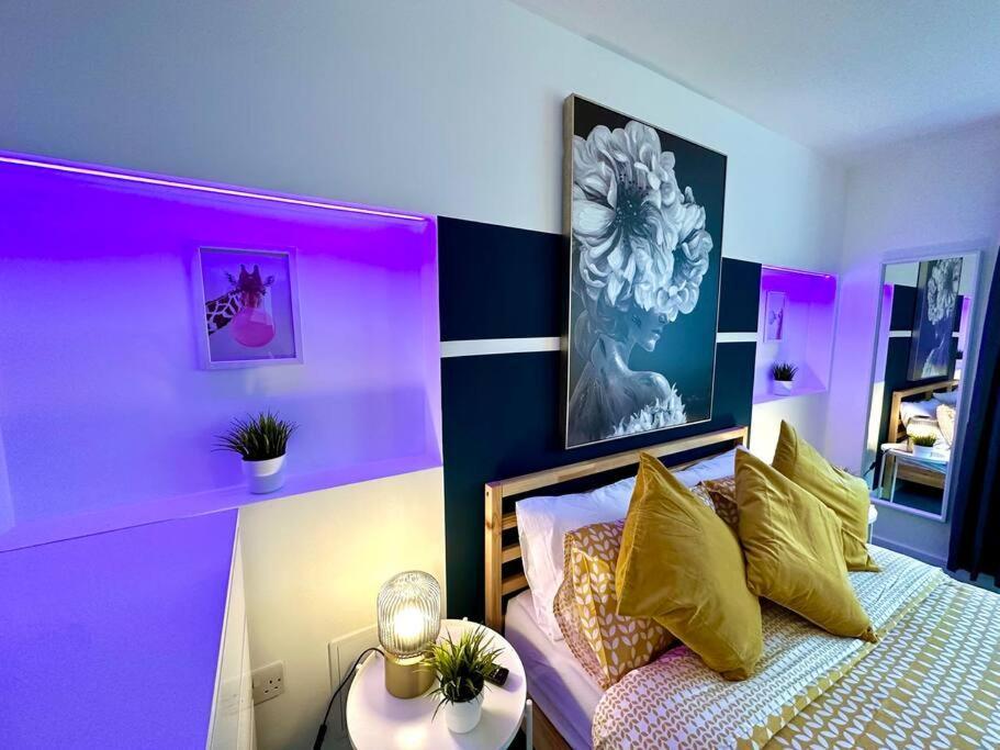 Spacious Group Haven: 8-bedroom Comfort Near Town &