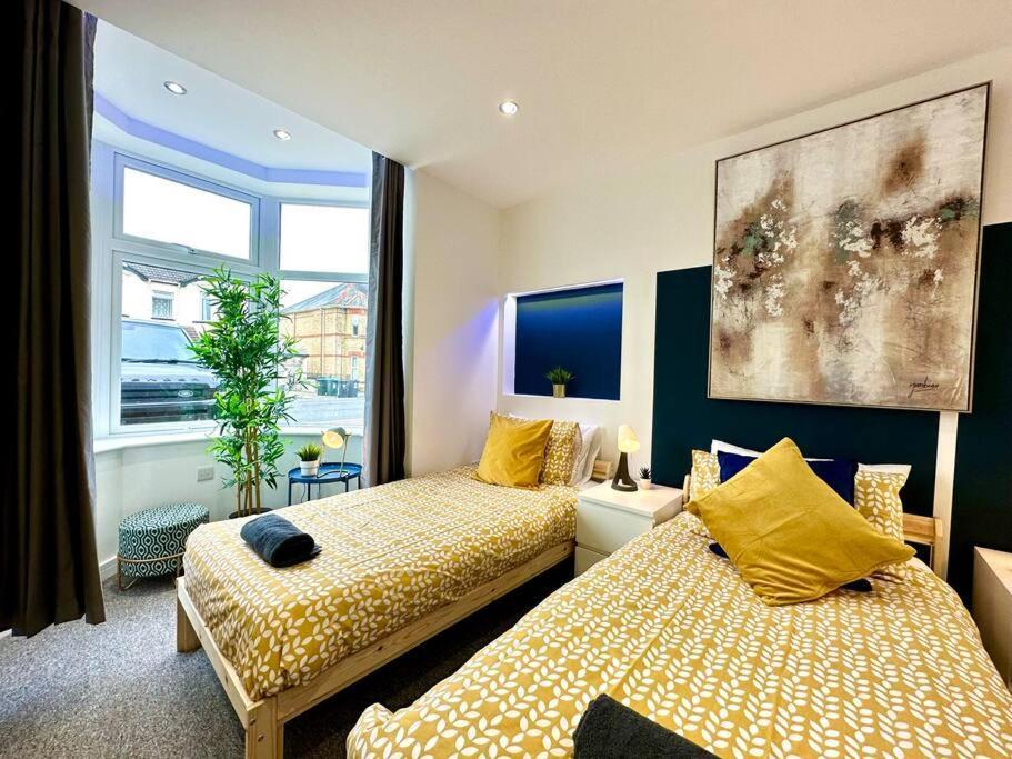 Spacious Group Haven: 8-bedroom Comfort Near Town & Holiday home