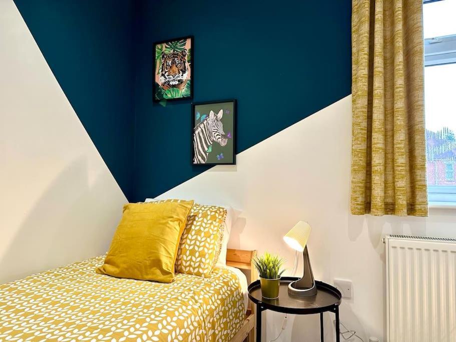 Spacious Group Haven: 8-bedroom Comfort Near Town & * Bournemouth