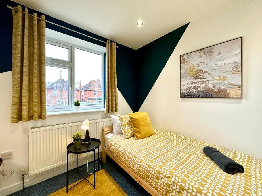 Holiday home Spacious Group Haven: 8-bedroom Comfort Near Town & *