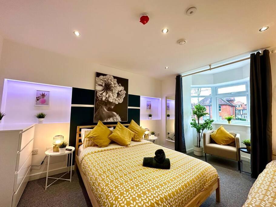 Spacious Group Haven: 8-bedroom Comfort Near Town &