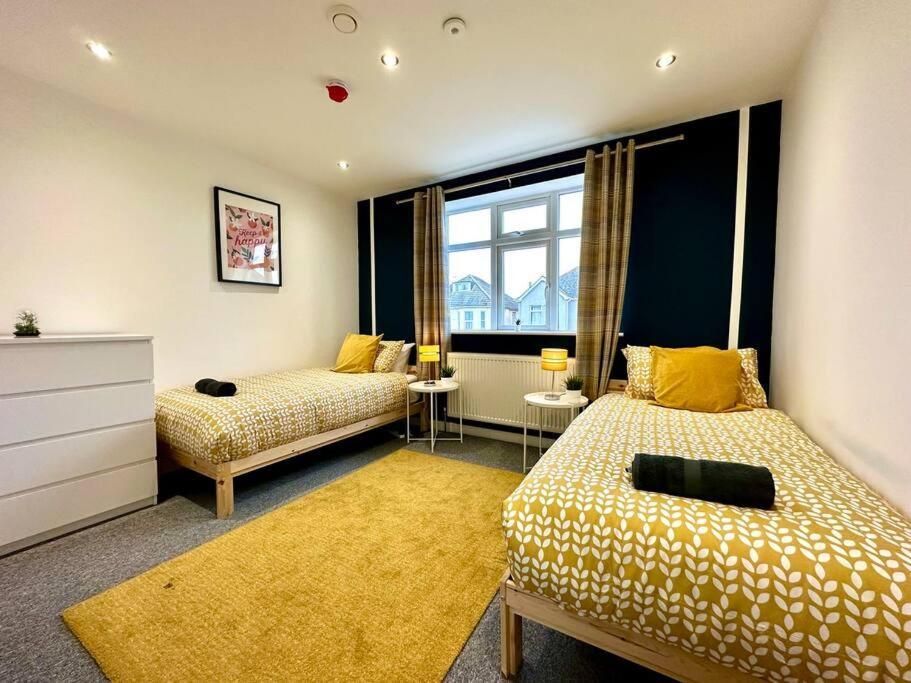 Holiday home Spacious Group Haven: 8-bedroom Comfort Near Town & Bournemouth