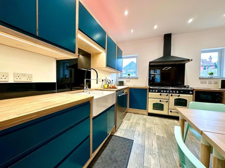Spacious Group Haven: 8-bedroom Comfort Near Town & Bournemouth