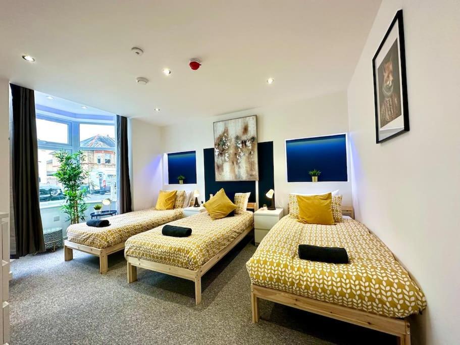 Spacious Group Haven: 8-bedroom Comfort Near Town & *