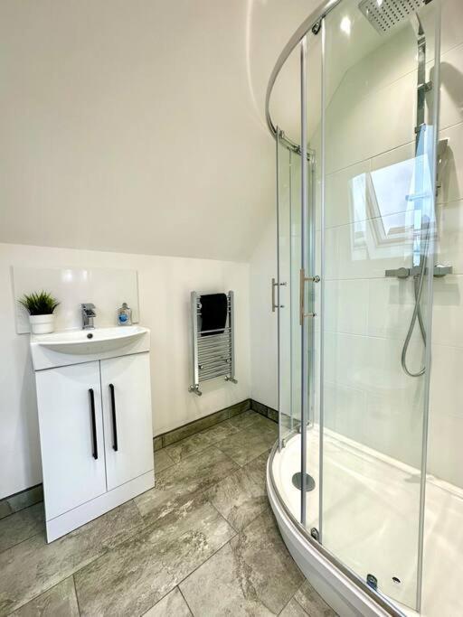 Spacious Group Haven: 8-bedroom Comfort Near Town & * Bournemouth
