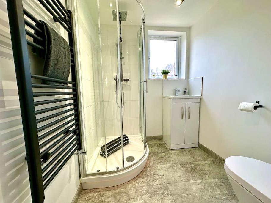 Spacious Group Haven: 8-bedroom Comfort Near Town & Holiday home *