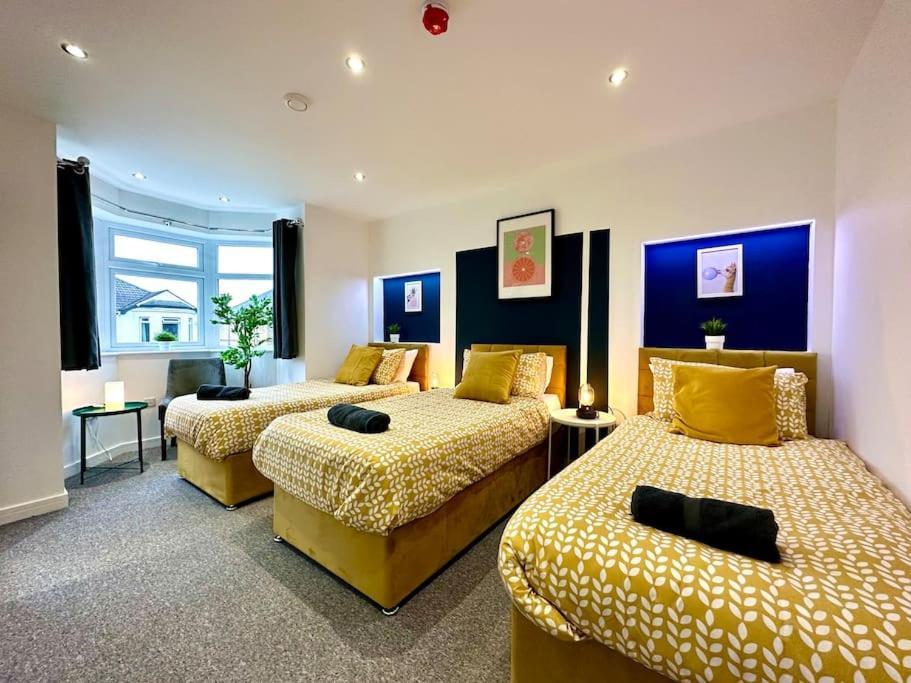Holiday home Spacious Group Haven: 8-bedroom Comfort Near Town & *