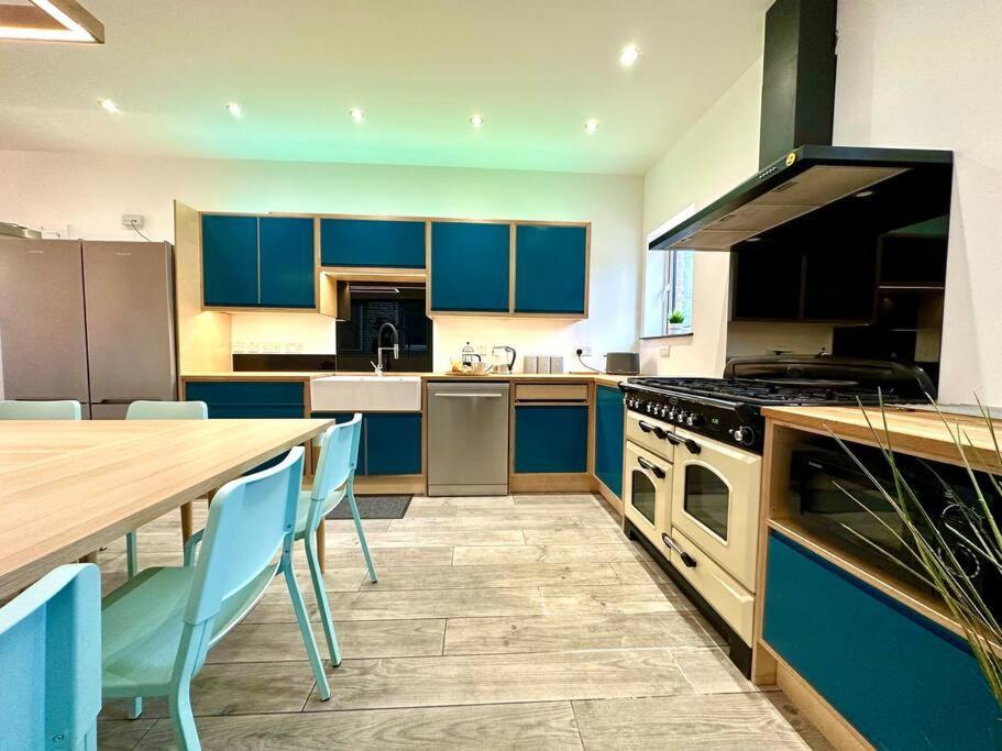 Spacious Group Haven: 8-bedroom Comfort Near Town & Bournemouth