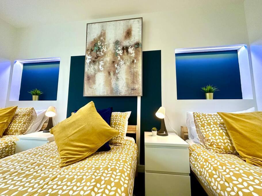 Spacious Group Haven: 8-bedroom Comfort Near Town &