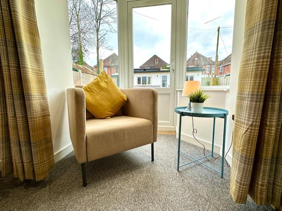 Holiday home Spacious Group Haven: 8-bedroom Comfort Near Town &
