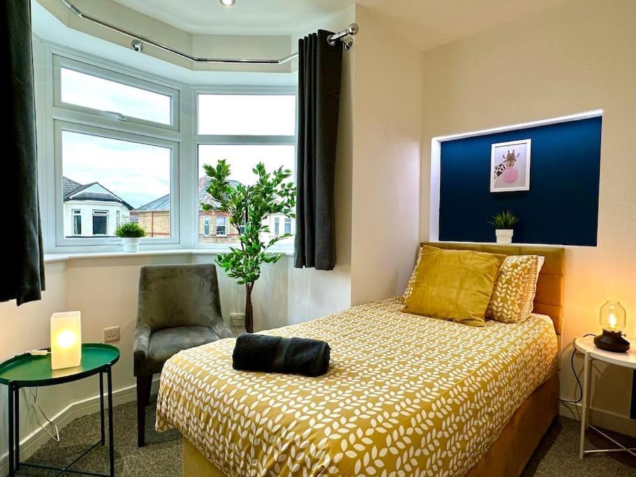 Holiday home Spacious Group Haven: 8-bedroom Comfort Near Town & *