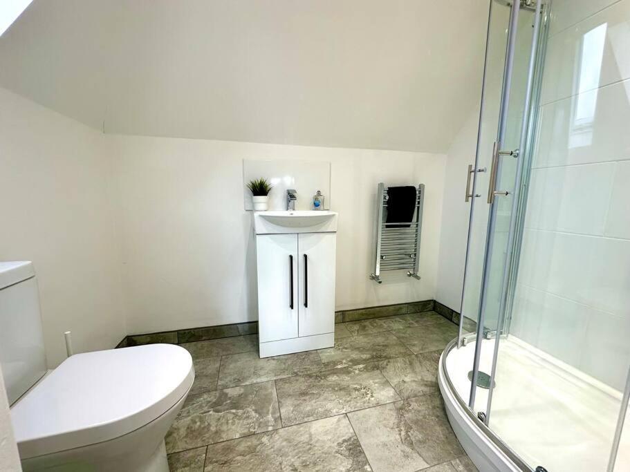 Spacious Group Haven: 8-bedroom Comfort Near Town & Bournemouth