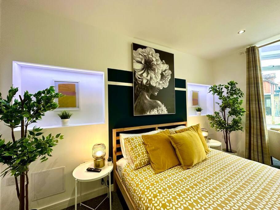 Holiday home Spacious Group Haven: 8-bedroom Comfort Near Town &