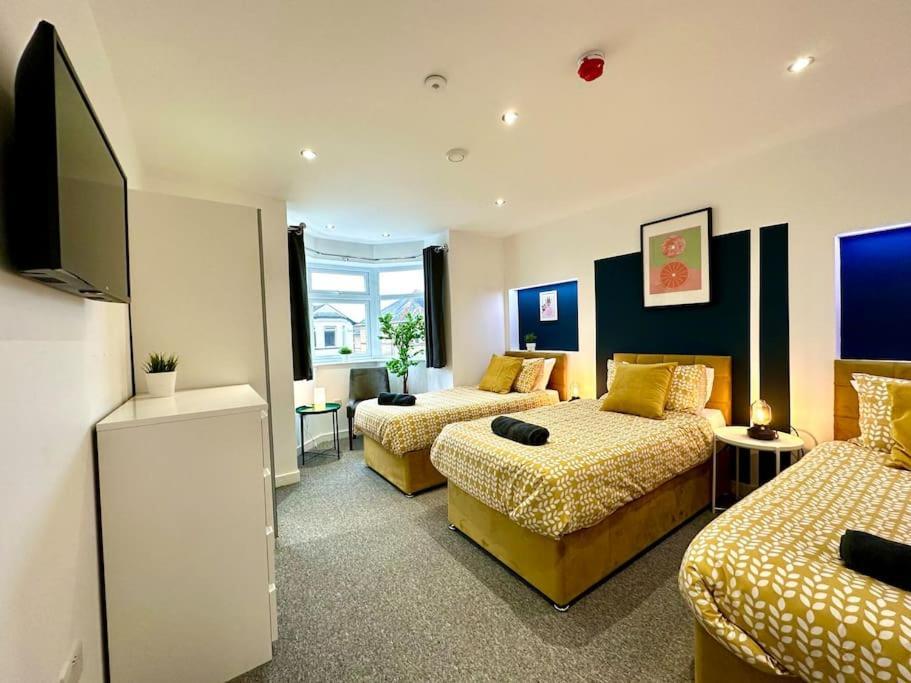 Spacious Group Haven: 8-bedroom Comfort Near Town & Holiday home