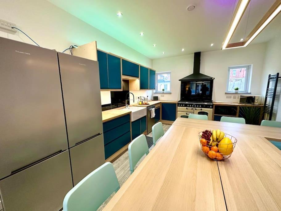 Spacious Group Haven: 8-bedroom Comfort Near Town & *