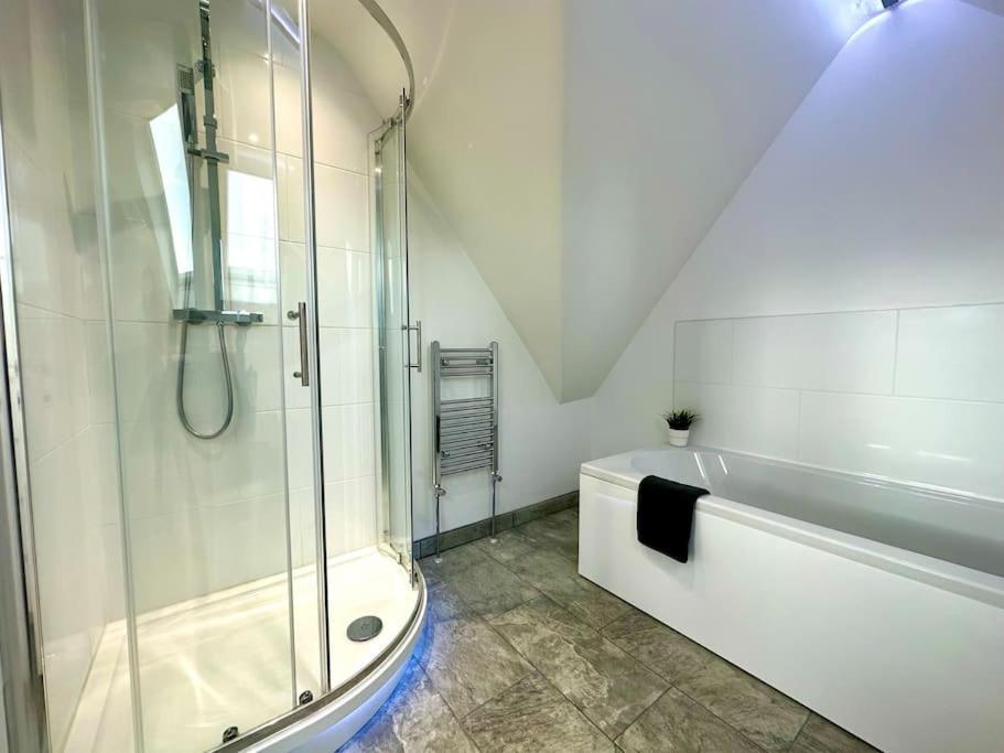 Spacious Group Haven: 8-bedroom Comfort Near Town & *