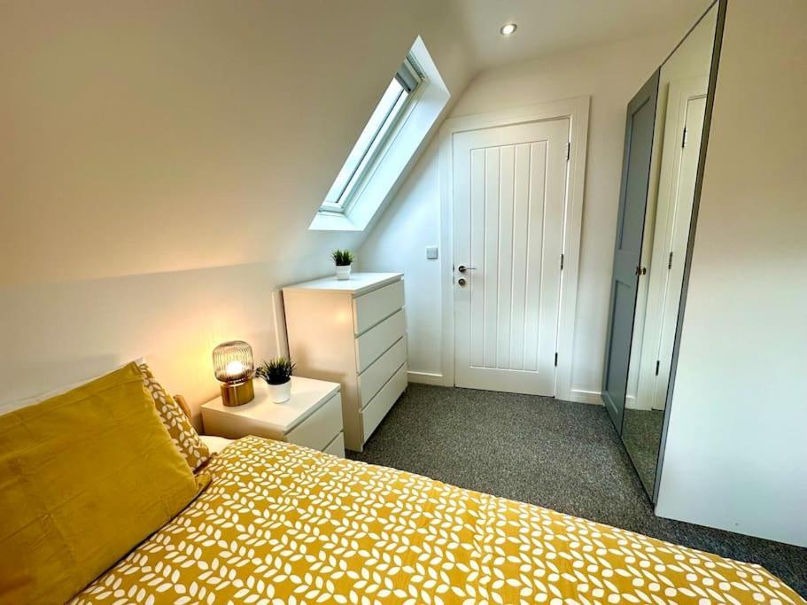 Spacious Group Haven: 8-bedroom Comfort Near Town & *