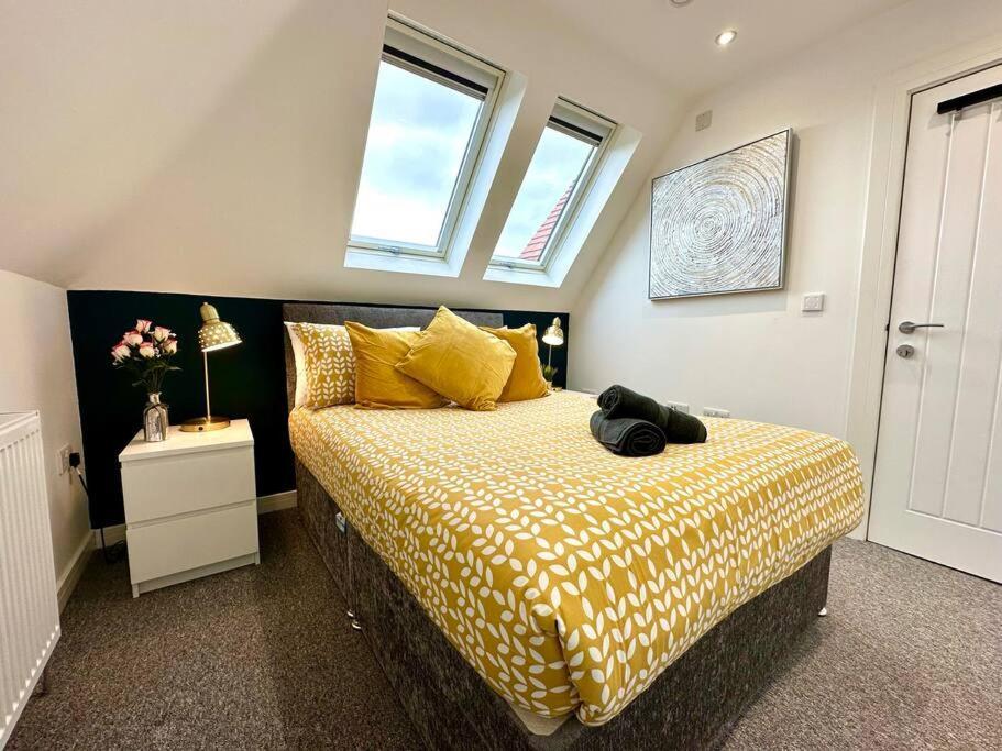 Holiday home Spacious Group Haven: 8-bedroom Comfort Near Town & Bournemouth