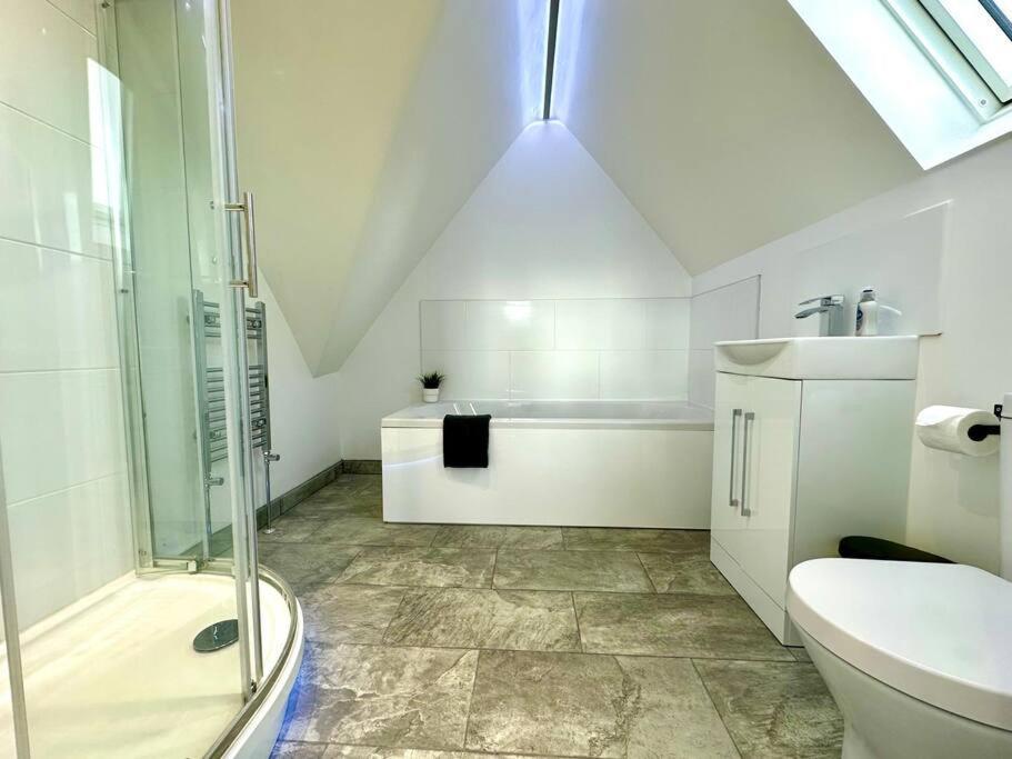 Spacious Group Haven: 8-bedroom Comfort Near Town & Holiday home