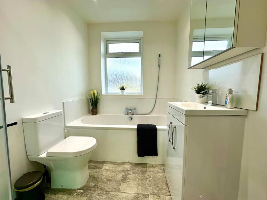Holiday home Spacious Group Haven: 8-bedroom Comfort Near Town &