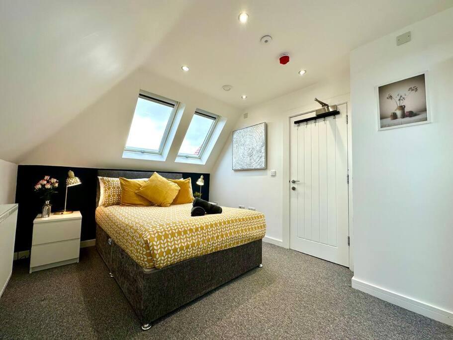 Holiday home Spacious Group Haven: 8-bedroom Comfort Near Town & Bournemouth