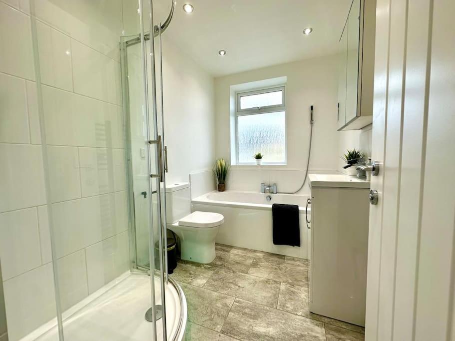 Spacious Group Haven: 8-bedroom Comfort Near Town &