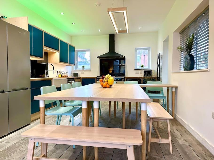 Spacious Group Haven: 8-bedroom Comfort Near Town & Holiday home Bournemouth