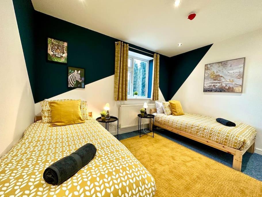 Spacious Group Haven: 8-bedroom Comfort Near Town &