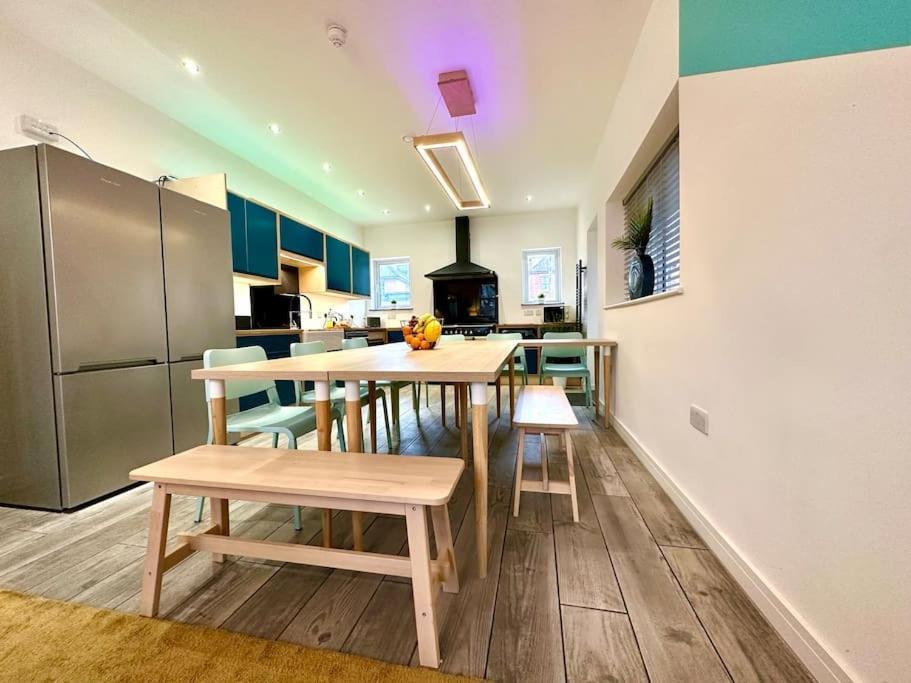 Spacious Group Haven: 8-bedroom Comfort Near Town & Holiday home