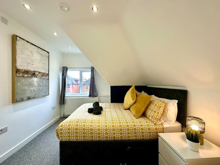 Holiday home Spacious Group Haven: 8-bedroom Comfort Near Town & Bournemouth