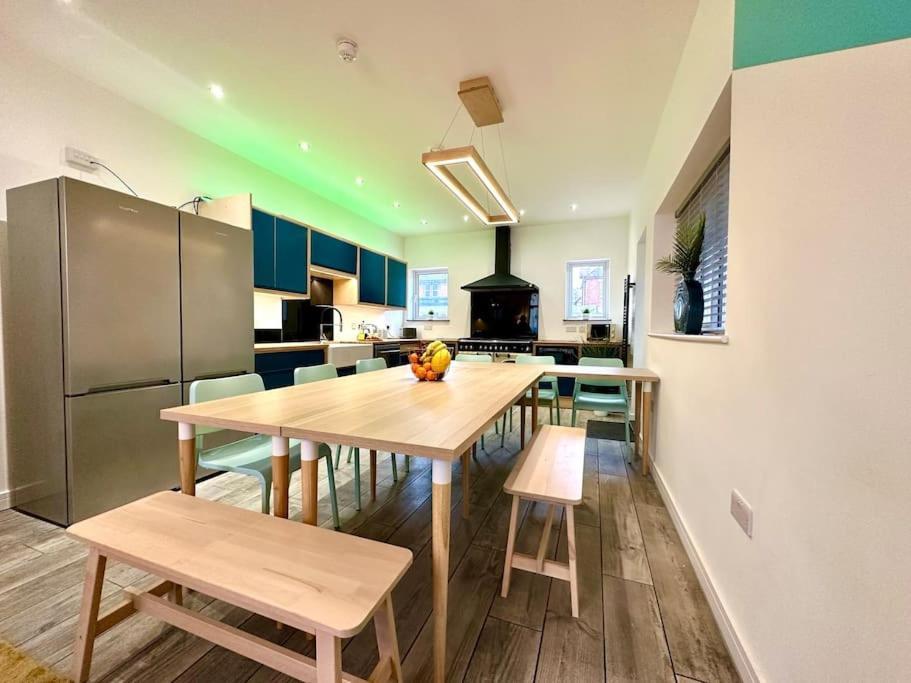 Spacious Group Haven: 8-bedroom Comfort Near Town & Bournemouth