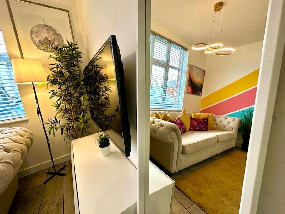 Spacious Group Haven: 8-bedroom Comfort Near Town & Holiday home *