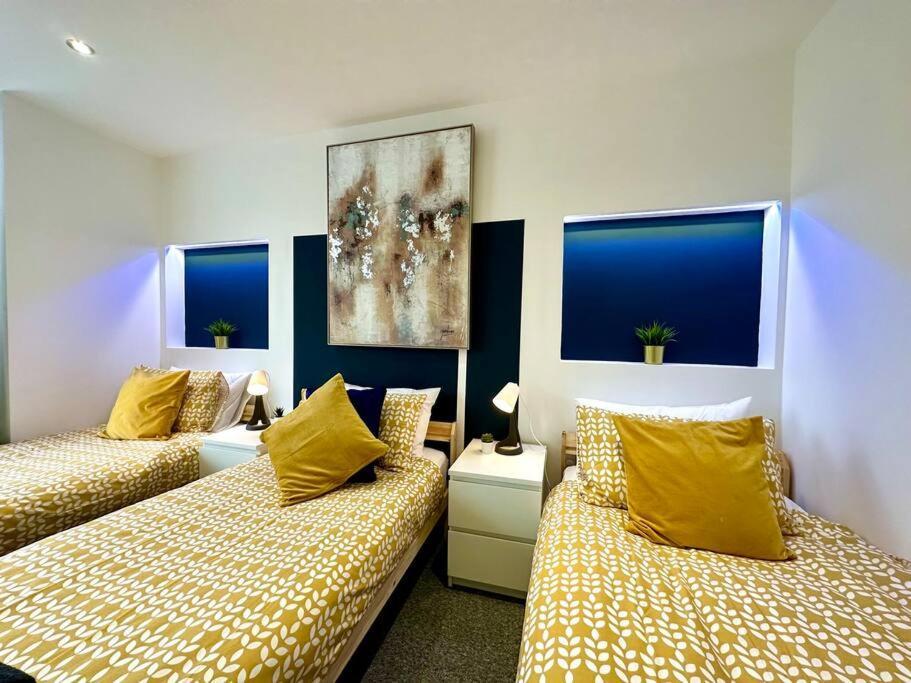 Spacious Group Haven: 8-bedroom Comfort Near Town & Holiday home Bournemouth