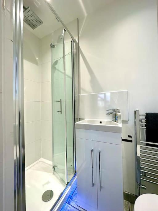 Holiday home Spacious Group Haven: 8-bedroom Comfort Near Town &